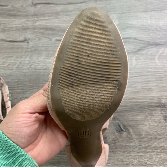 Jennifer Lopez Blush Heels - Picture 9 of 10